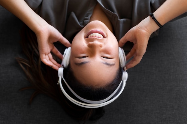 Mujer escuchando música en casa