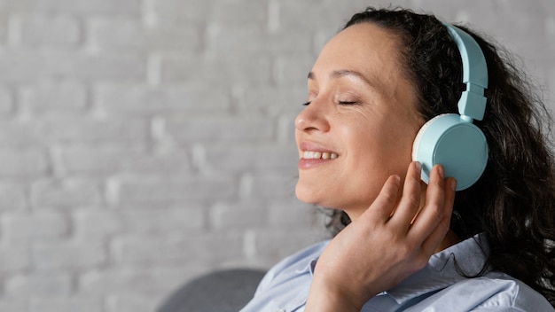 Mujer escuchando música de cerca