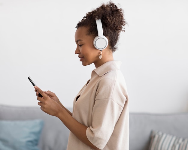 Foto gratuita mujer escuchando música en el interior