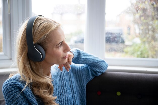 Mujer escuchando música mientras llueve