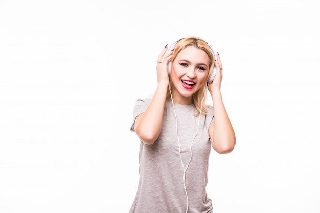 Mujer escuchando música pop en auriculares disfrutando de un baile