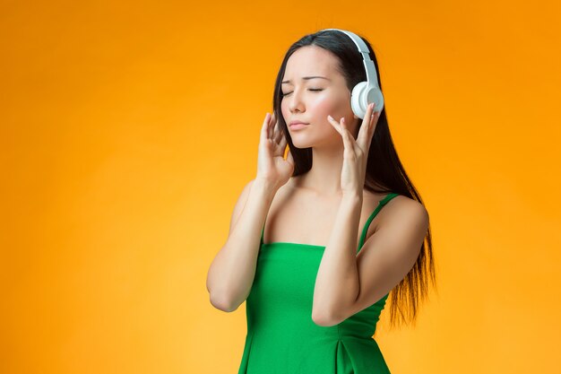 Mujer escuchando música con sus auriculares