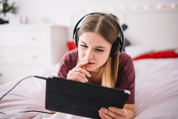 Mujer escuchando música y tableta de navegación