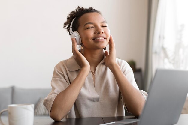 Mujer escuchando música tiro medio