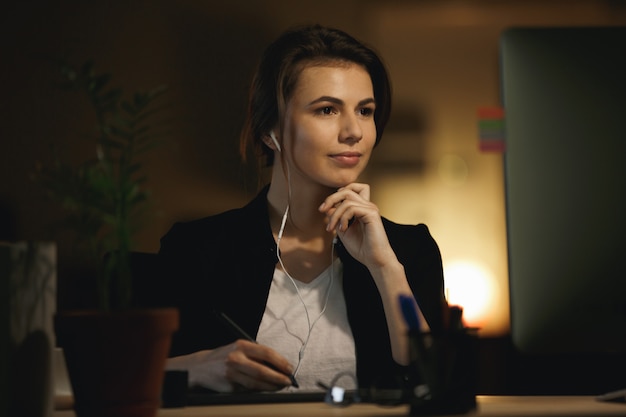 Mujer escuchando música y trabajando