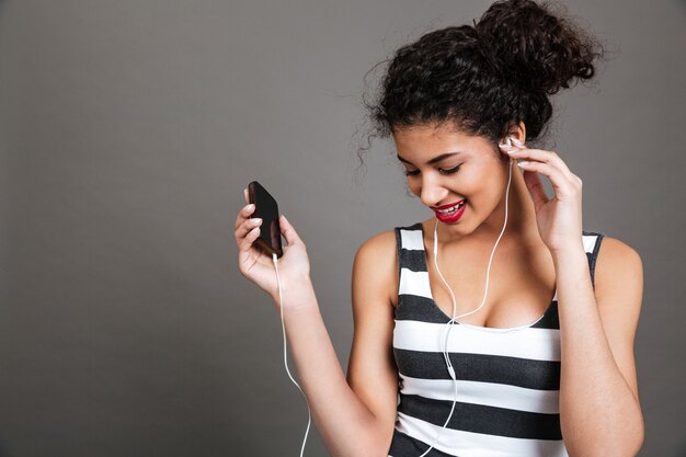 Mujer escuchando música y usando auriculares