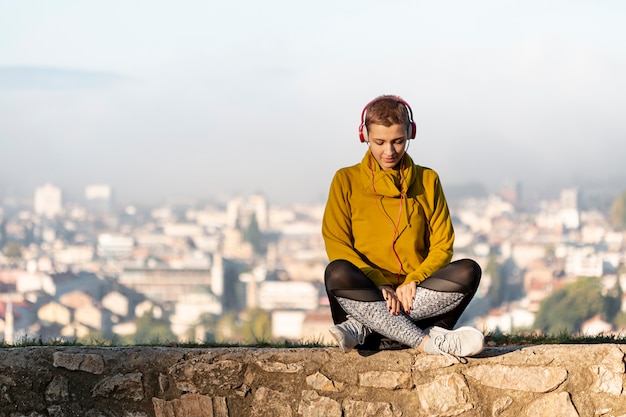 Foto gratuita mujer escuchando música vista frontal