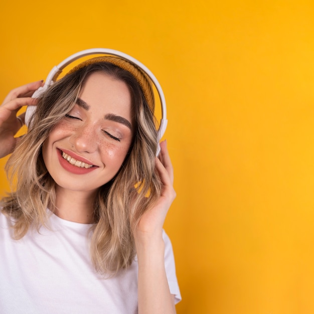 Mujer escuchando musica