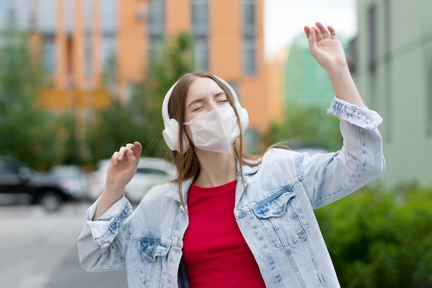 Foto gratuita mujer escuchando musica