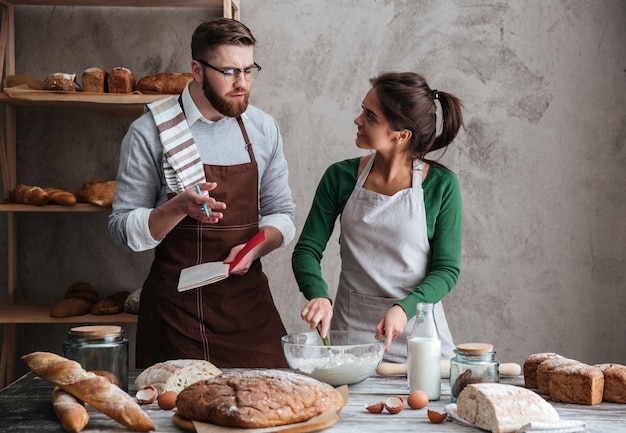 Mujer escuchando a su marido mientras cocina