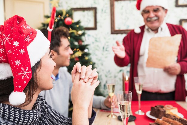 Mujer escuchando viejo saludo en mesa festiva