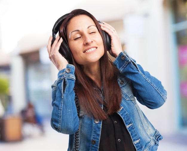 mujer de escuchar música