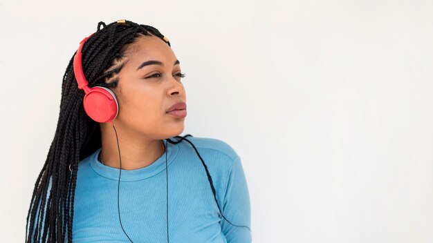 Mujer, escuchar música