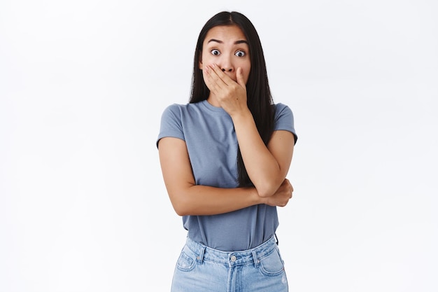 mujer escuchó a alguien ser sorprendentemente grosero, jadeando emboscado y sorprendido, taparse la boca abierta, no gritar, levantar las cejas por el asombro y la preocupación