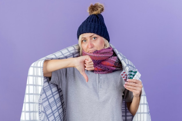 Foto gratuita mujer eslava enferma rubia joven decepcionada con sombrero de invierno