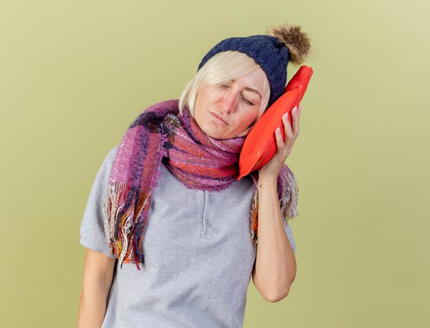 Mujer eslava enferma rubia joven disgustada con sombrero de invierno