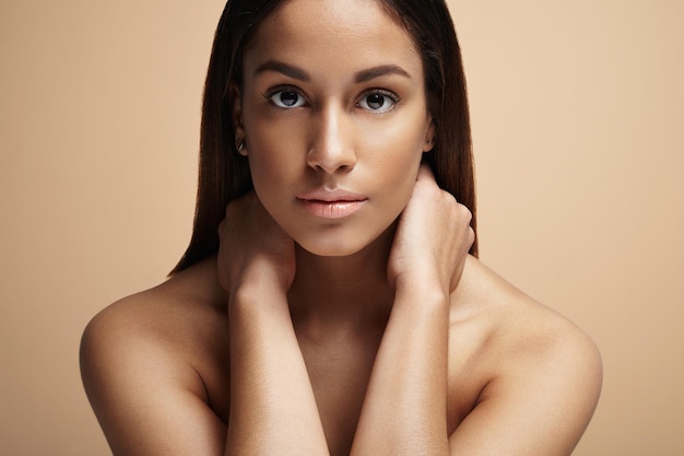 Mujer española de belleza sobre un fondo beige