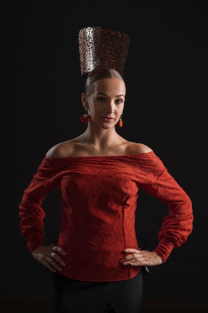 Mujer española de tiro medio posando en estudio