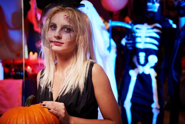 Mujer espeluznante con calabaza grande