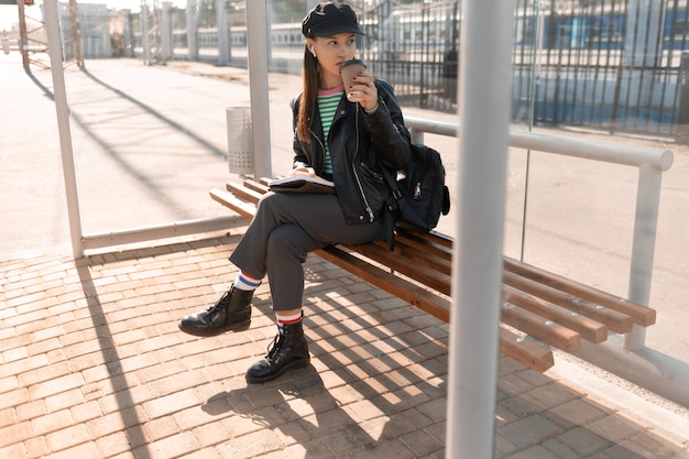 Mujer esperando en la estación de tranvía