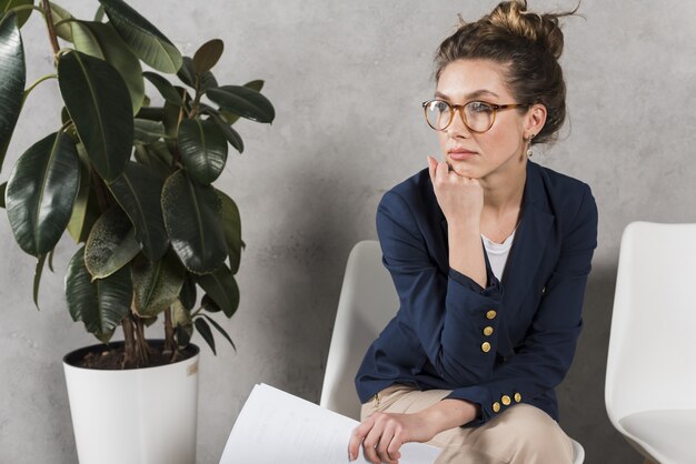 Mujer esperando pacientemente su entrevista de trabajo