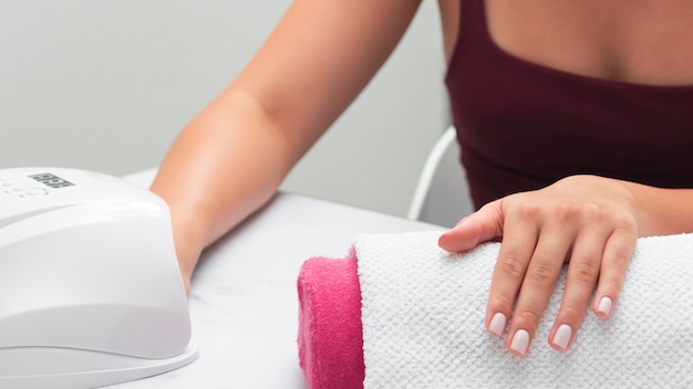 Mujer esperando a que se sequen las uñas