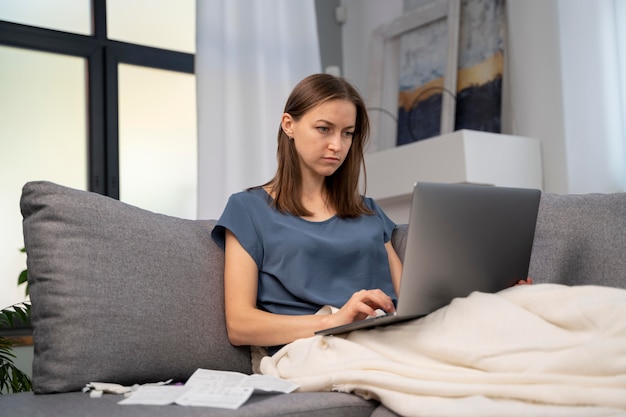 Mujer esperando un resultado de la prueba de covid