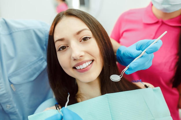 Mujer esperando su tratamiento dental