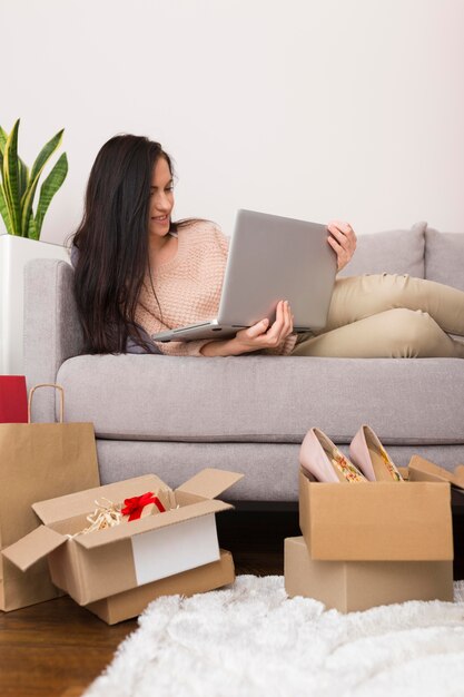 Mujer esperando ventas de cyber monday