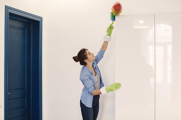 Foto gratuita mujer, con, esponja, y, guantes de goma, limpieza, casa