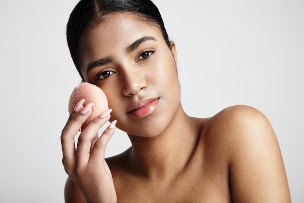 Mujer con una esponja konjac