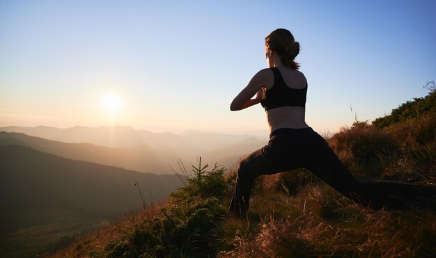 Mujer está meditando en pose de guerrero