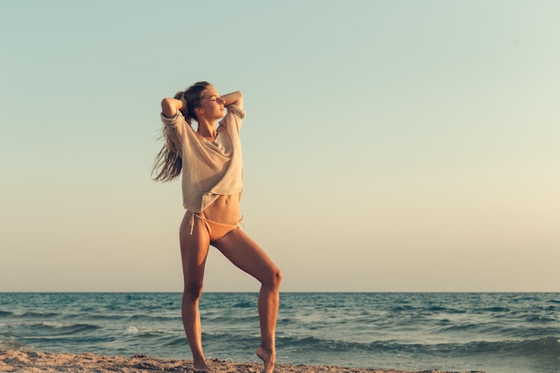 La mujer está sola en la playa