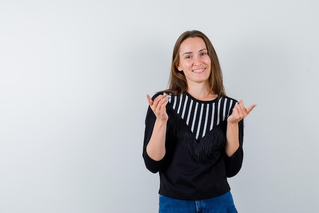 La mujer está sonriendo sobre fondo blanco.