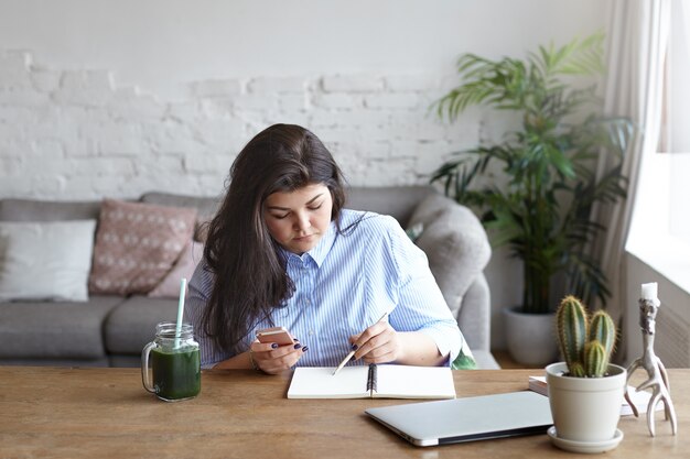 La mujer está trabajando en un espacio de trabajo moderno.