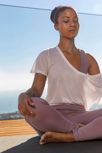 Mujer, en, estera de yoga, meditar