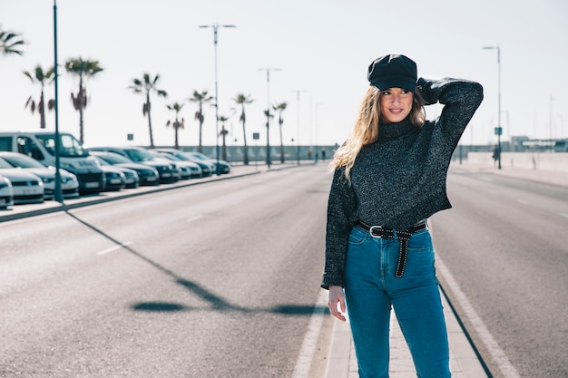 Mujer con estilo en calle