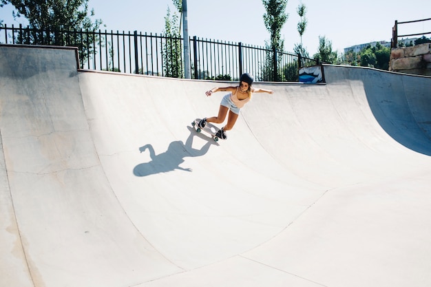 Mujer con estilo disfrutando del skatepark