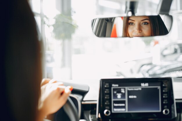 Mujer con estilo y elegante en un salón del automóvil