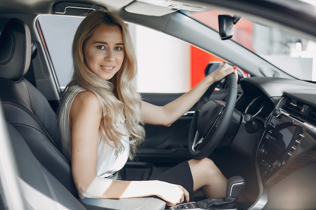 Mujer con estilo y elegante en un salón del automóvil