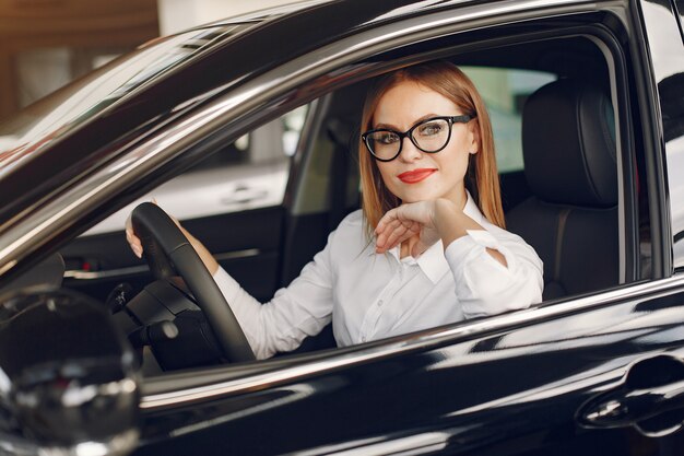 Mujer con estilo y elegante en un salón del automóvil