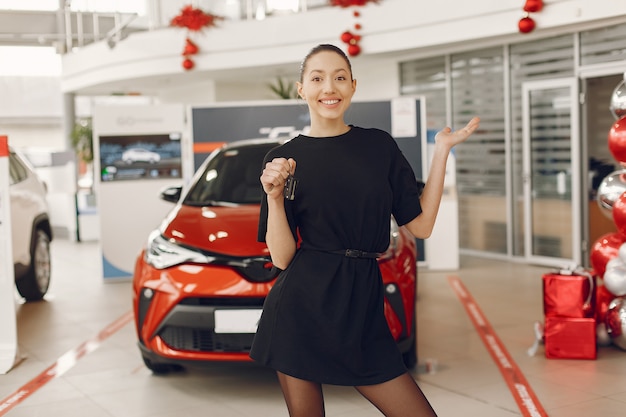 Mujer con estilo y elegante en un salón del automóvil