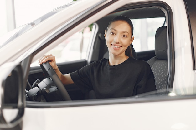 Mujer con estilo y elegante en un salón del automóvil