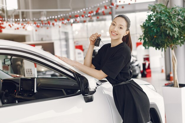 Mujer con estilo y elegante en un salón del automóvil