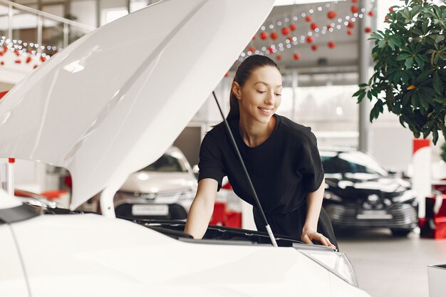 Mujer con estilo y elegante en un salón del automóvil