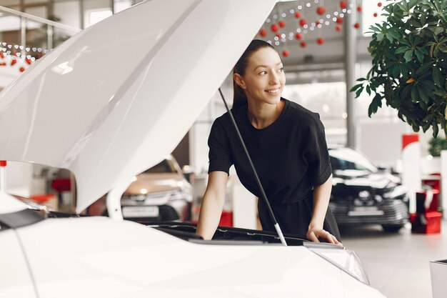 Mujer con estilo y elegante en un salón del automóvil