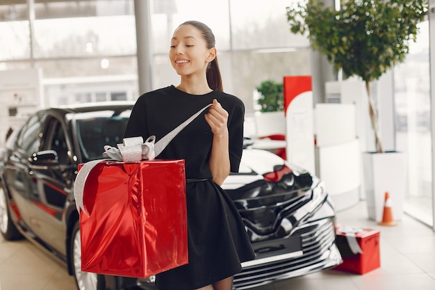 Mujer con estilo y elegante en un salón del automóvil