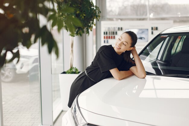 Mujer con estilo y elegante en un salón del automóvil