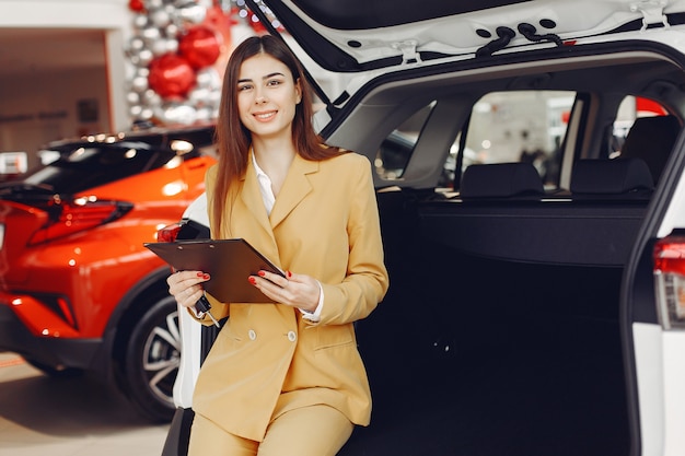 Mujer con estilo y elegante en un salón del automóvil