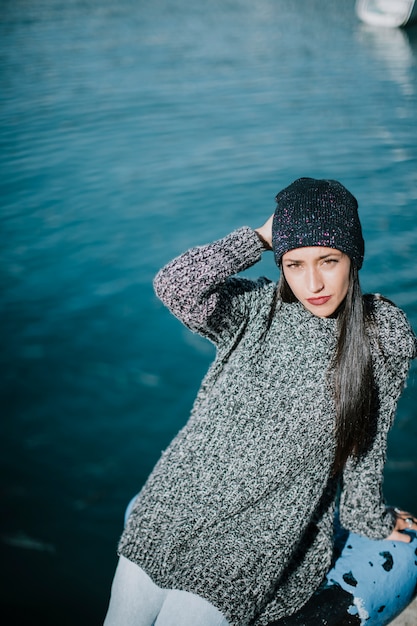 Foto gratuita mujer con estilo enfrente de agua